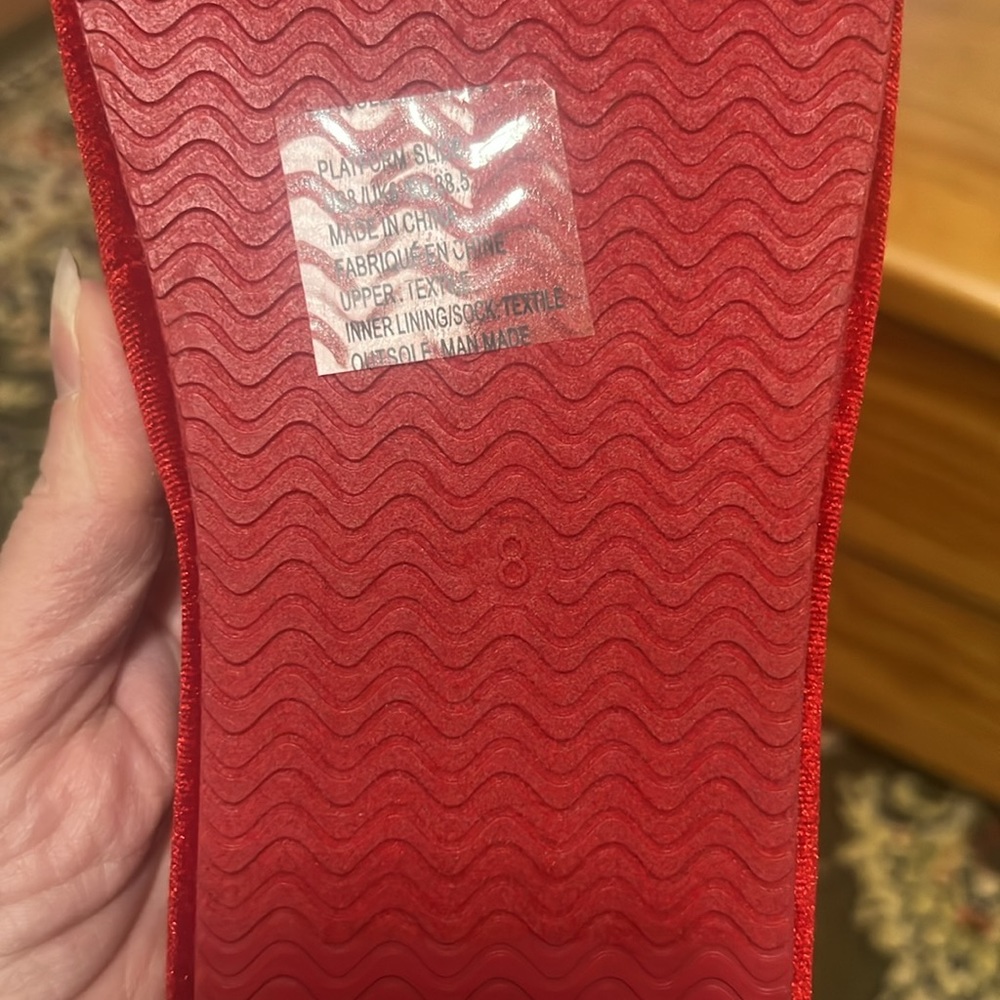 Fabletics red velvet slippers, size 8, NWOT - Picture 5 of 5